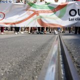 La conseillère aux Etats (Verts/GE), Lisa Mazzone, (3e gauche), défile contre le réchauffement climatique dans les rues de Genève lors de la manifestation "Le Grand Geneve pour le Climat!" samedi.